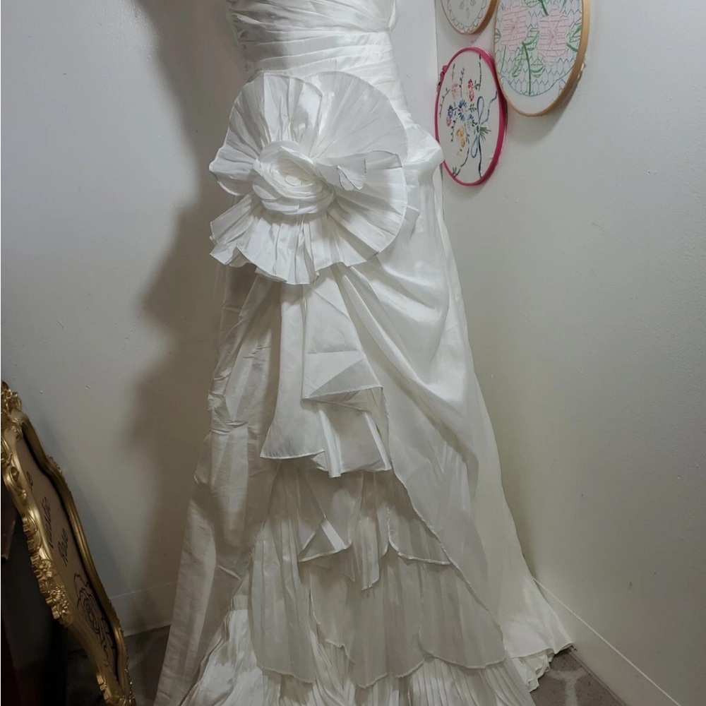 Elegant White Strapless Wedding Gown with Floral Detail